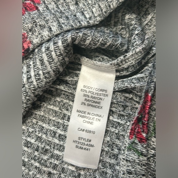 Ricki's Gray Red Floral Cold Shoulder Tee Size Small - Picture 5 of 5